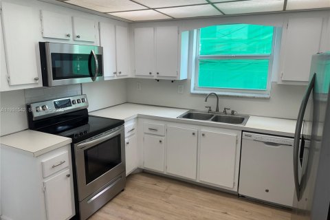 Condo in Bay Harbor Islands, Florida, 2 bedrooms № 1990217 - photo 10