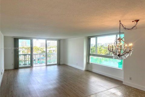 Condo in Bay Harbor Islands, Florida, 2 bedrooms № 1990217 - photo 6