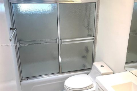 Condo in Bay Harbor Islands, Florida, 2 bedrooms № 1990217 - photo 17