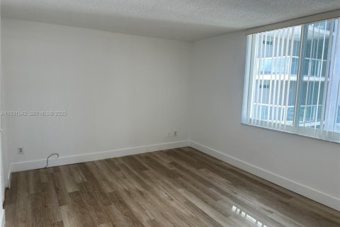 Condo in Bay Harbor Islands, Florida, 2 bedrooms № 1990217 - photo 19