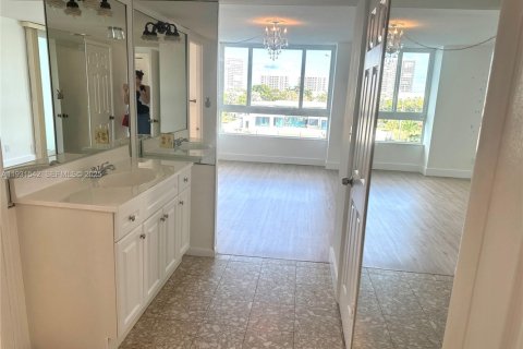 Condo in Bay Harbor Islands, Florida, 2 bedrooms № 1990217 - photo 14