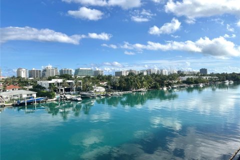 Condo in Bay Harbor Islands, Florida, 2 bedrooms № 1990217 - photo 1