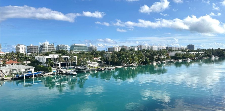 Condo in Bay Harbor Islands, Florida, 2 bedrooms № 1990217