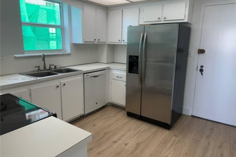 Condo in Bay Harbor Islands, Florida, 2 bedrooms № 1990217 - photo 11