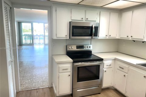 Condo in Bay Harbor Islands, Florida, 2 bedrooms № 1990217 - photo 9