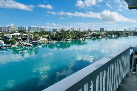 Condo in Bay Harbor Islands, Florida, 2 bedrooms № 1990217 - photo 2