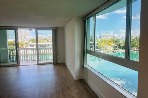 Condo in Bay Harbor Islands, Florida, 2 bedrooms № 1990217 - photo 5