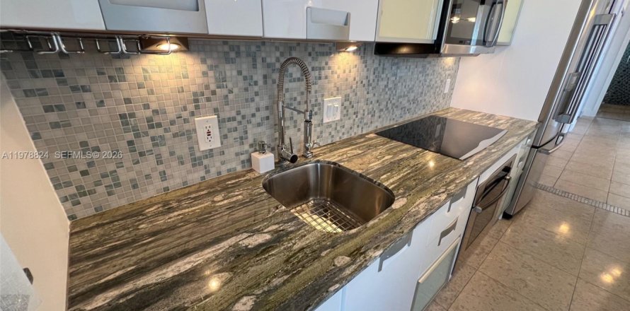 Condominio en Miami Beach, Florida, 1 dormitorio  № 2044549