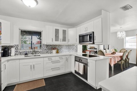 Villa ou maison à louer à Tampa, Floride: 3 chambres, 139.73 m2 № 2432675 - photo 2