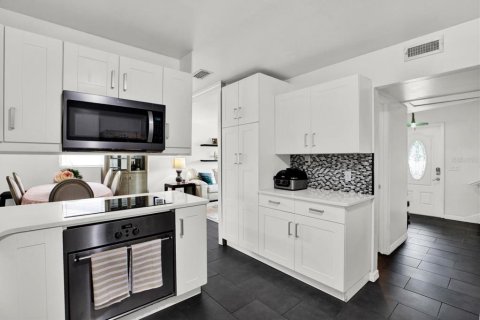 Villa ou maison à louer à Tampa, Floride: 3 chambres, 139.73 m2 № 2432675 - photo 3