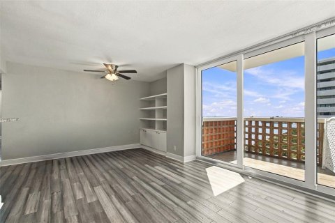 Condo in Tampa, Florida, 2 bedrooms  № 2391484 - photo 11