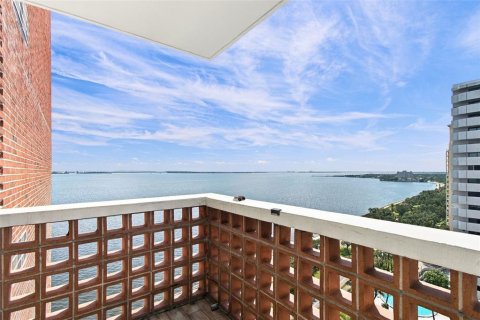 Condo in Tampa, Florida, 2 bedrooms  № 2391484 - photo 12