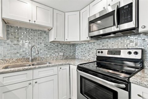 Condo in Tampa, Florida, 2 bedrooms  № 2391484 - photo 6