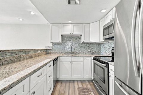 Condo in Tampa, Florida, 2 bedrooms  № 2391484 - photo 5