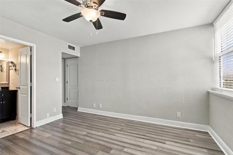 Condo in Tampa, Florida, 2 bedrooms  № 2391484 - photo 16