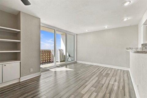 Condo in Tampa, Florida, 2 bedrooms  № 2391484 - photo 10