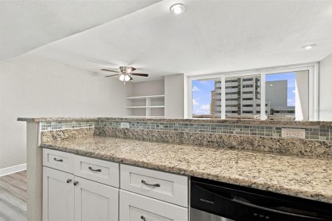 Condo in Tampa, Florida, 2 bedrooms  № 2391484 - photo 8