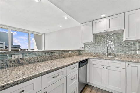 Condo in Tampa, Florida, 2 bedrooms  № 2391484 - photo 7