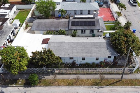 Casa en venta en Miami, Florida, 5 dormitorios, 134.24 m2 № 1874635 - foto 8