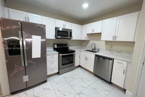 Copropriété à louer à Lauderhill, Floride: 2 chambres, 110.09 m2 № 2386960 - photo 2