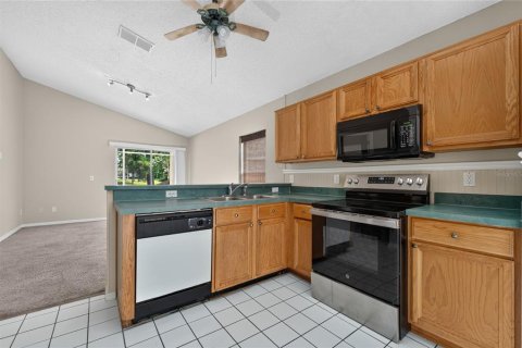 House in Orlando, Florida 3 bedrooms, 148.46 sq.m. № 2303125 - photo 8