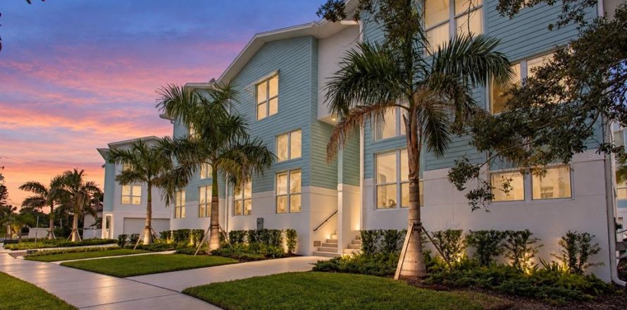 Townhouse in Saint Petersburg, Florida 3 bedrooms, 224.36 sq.m. № 2409995
