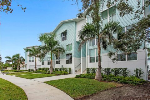 Townhouse in Saint Petersburg, Florida 3 bedrooms, 224.36 sq.m. № 2409995 - photo 2