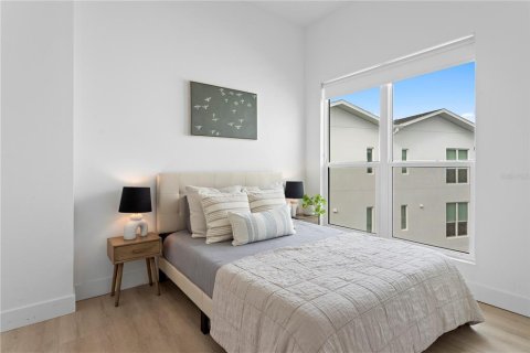 Townhouse in Saint Petersburg, Florida 3 bedrooms, 224.36 sq.m. № 2409995 - photo 24