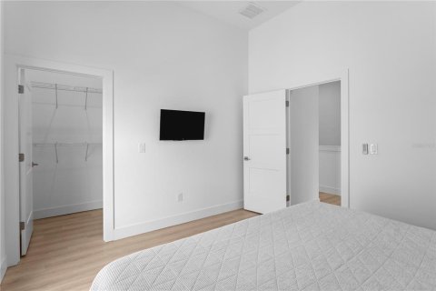 Townhouse in Saint Petersburg, Florida 3 bedrooms, 224.36 sq.m. № 2409995 - photo 26
