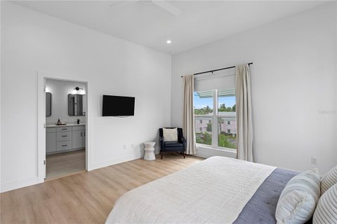 Townhouse in Saint Petersburg, Florida 3 bedrooms, 224.36 sq.m. № 2409995 - photo 20