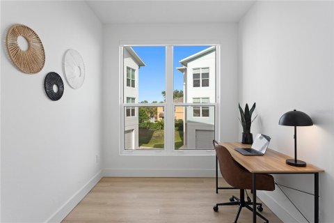 Townhouse in Saint Petersburg, Florida 3 bedrooms, 224.36 sq.m. № 2409995 - photo 16
