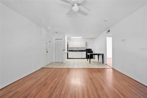 Condo in Gainesville, Florida, 2 bedrooms № 2212147 - photo 8