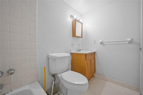 Condo in Gainesville, Florida, 2 bedrooms № 2212147 - photo 16