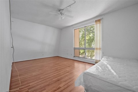 Condo in Gainesville, Florida, 2 bedrooms № 2212147 - photo 11