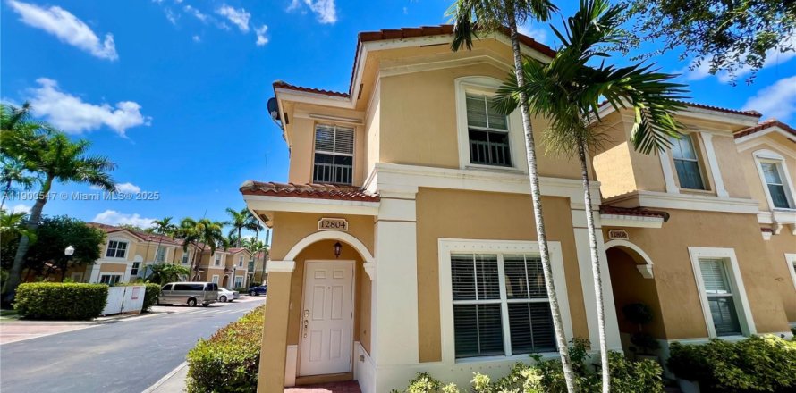 Adosado en Miramar, Florida 3 dormitorios, 136.57 m2 № 1953497