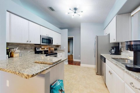 Condo in Daytona Beach, Florida, 2 bedrooms  № 1643078 - photo 17
