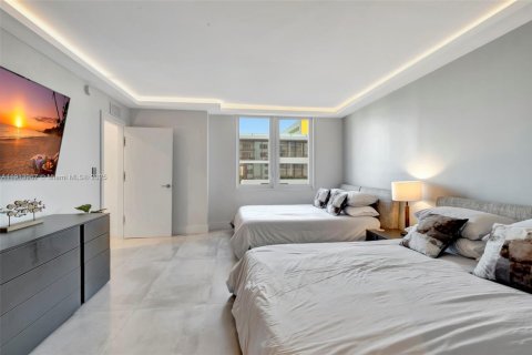 Condo in Miami Beach, Florida, 2 bedrooms  № 1970719 - photo 27