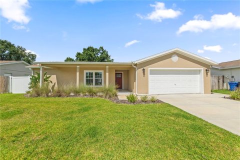 House in Brandon, Florida 3 bedrooms, 138.05 sq.m. № 2306178