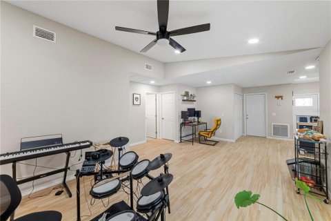 House in Brandon, Florida 3 bedrooms, 138.05 sq.m. № 2306178 - photo 17
