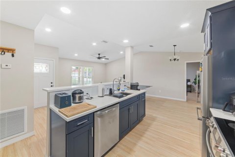 House in Brandon, Florida 3 bedrooms, 138.05 sq.m. № 2306178 - photo 9