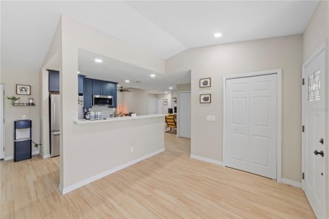 House in Brandon, Florida 3 bedrooms, 138.05 sq.m. № 2306178 - photo 6
