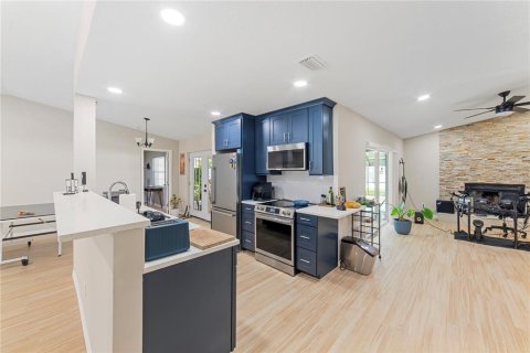 House in Brandon, Florida 3 bedrooms, 138.05 sq.m. № 2306178 - photo 5