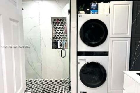 House in Miami, Florida 3 bedrooms, 158.21 sq.m. № 2003324 - photo 10