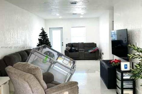 House in Miami, Florida 3 bedrooms, 158.21 sq.m. № 2003324 - photo 13