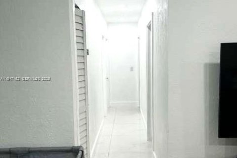 House in Miami, Florida 3 bedrooms, 158.21 sq.m. № 2003324 - photo 8