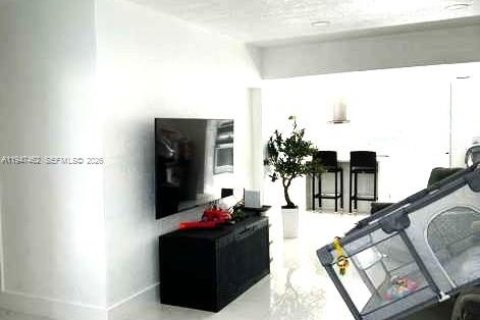 House in Miami, Florida 3 bedrooms, 158.21 sq.m. № 2003324 - photo 14