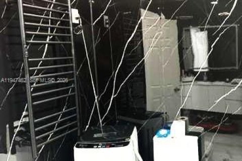 House in Miami, Florida 3 bedrooms, 158.21 sq.m. № 2003324 - photo 11