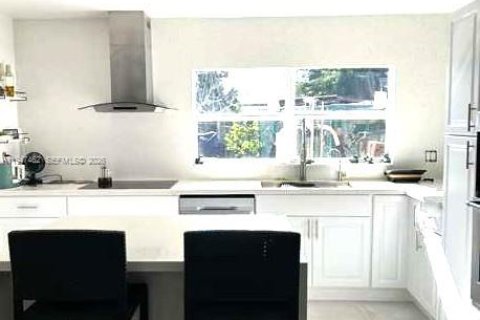 House in Miami, Florida 3 bedrooms, 158.21 sq.m. № 2003324 - photo 15