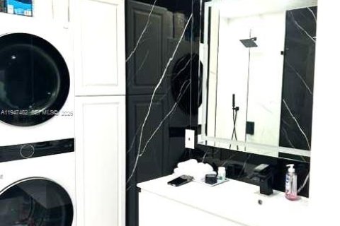 House in Miami, Florida 3 bedrooms, 158.21 sq.m. № 2003324 - photo 9