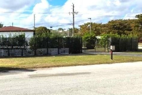 House in Miami, Florida 3 bedrooms, 158.21 sq.m. № 2003324 - photo 2